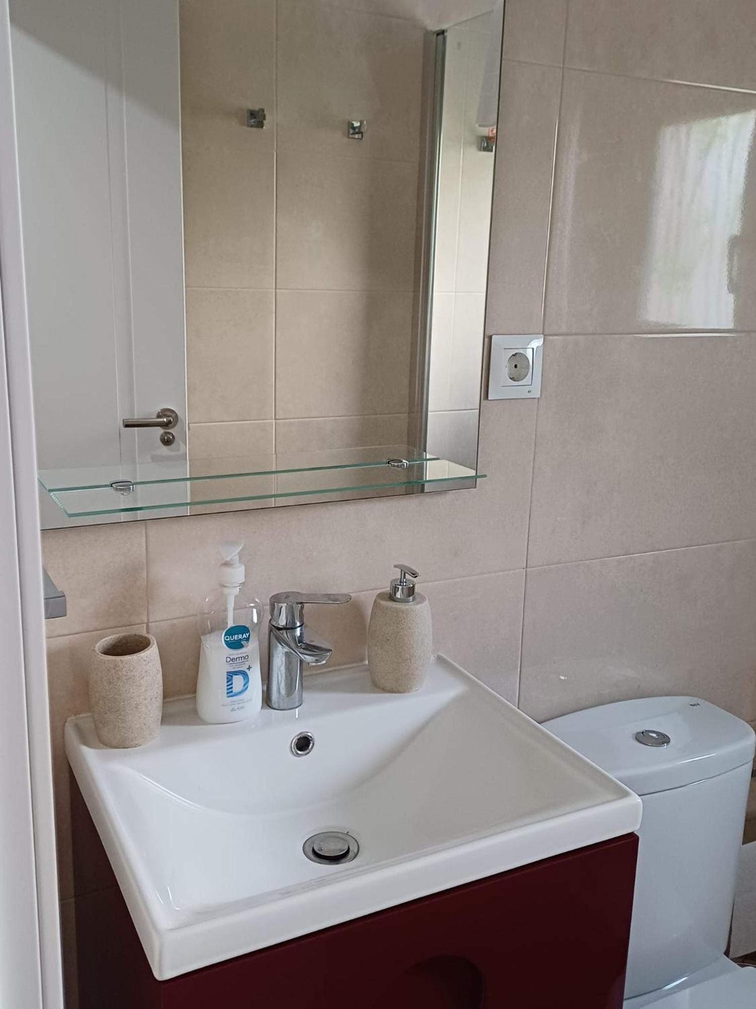 Lyrioshomes Filpo Rojas , Apartamento Sevilha